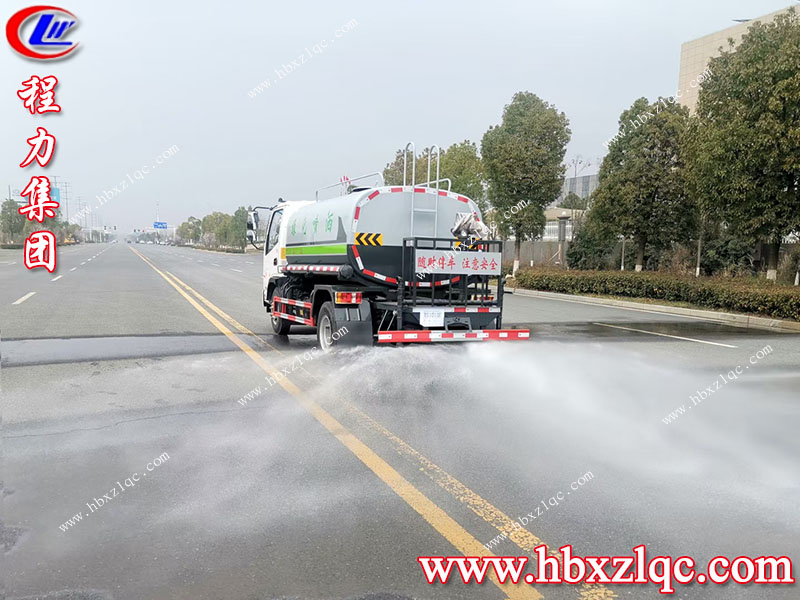 清明煙雨細——湖北程力凱馬6方灑水車風雨不誤，在線試車。