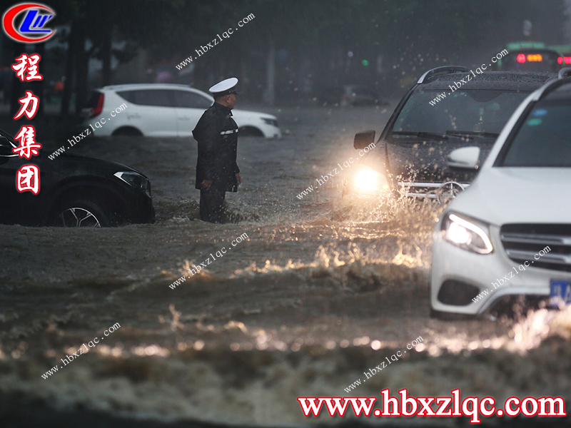 面對暴雨來臨，鄭州是一所溫暖的城市，困境中大家共同守望度難